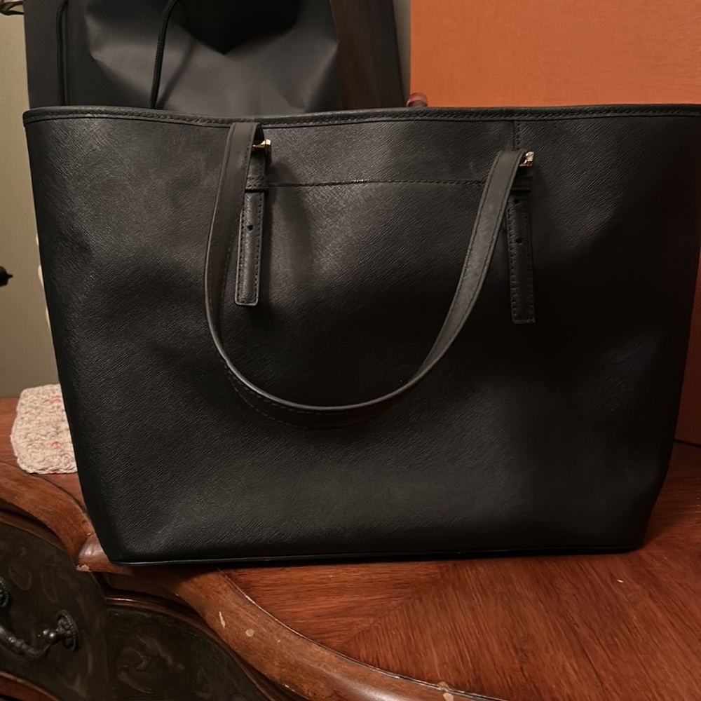Michael Kors tote bag. - Picture 3 of 4